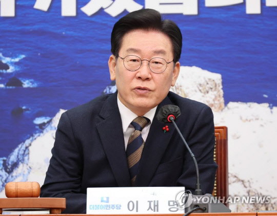 이재명 더불어민주당 대표가 4일 국회에서 열린 최고위원회를 마친 뒤 취재진의 질문에 답변하고 있다.<연합뉴스>
